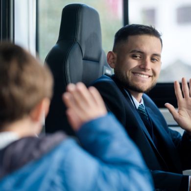 criança a cumprimentar motorista 
